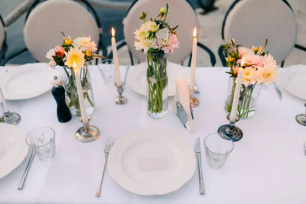 Plates at the wedding banquet. Table setting. Wedding decoration — Stock Photo, Image