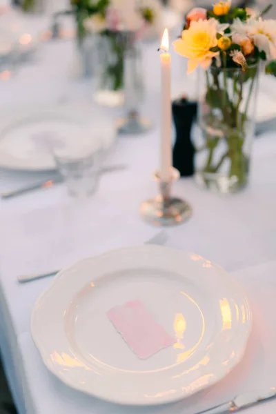 Platen op de bruiloft. De instelling van de tabel. Bruiloft decoratie — Stockfoto
