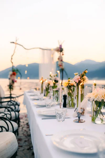 Γαμήλιο δείπνο δίπλα στη θάλασσα. Δεξίωση γάμου στη θάλασσα. Donja Λας — Φωτογραφία Αρχείου