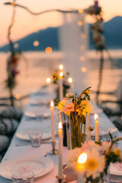 Lilin di perjamuan pernikahan. Dekorasi pernikahan. Pernikahan di — Stok Foto