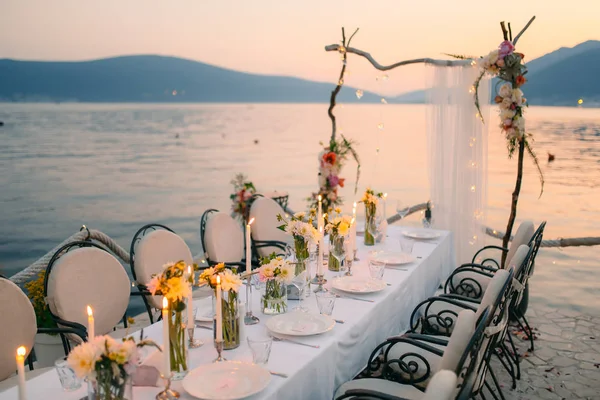 Makan malam pernikahan di tepi laut. Perjamuan pernikahan di laut. Donja Las — Stok Foto