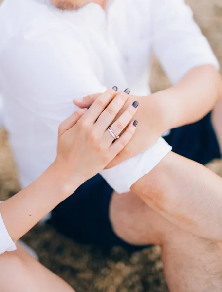 Las manos de los recién casados con anillos — Foto de Stock