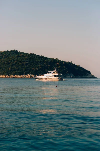 Dubrovnik'in yakın yelkenli — Stok fotoğraf