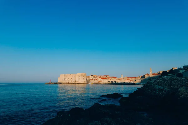 Dubrovnik Old Town, Croacia. Dentro de la ciudad, vistas de las calles a — Foto de Stock