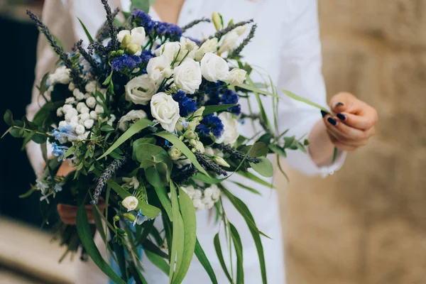 Bouquet de mariée de mariage de roses, lisianthus, lavande, Gypsophil — Photo