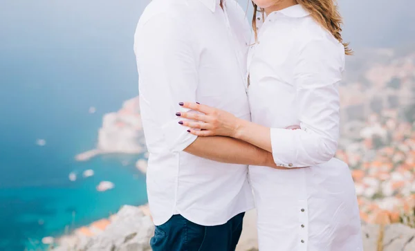 Nygifta håller händerna på en utsiktsplattform över Dubrovnik. C — Stockfoto