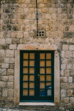 Eski mavi kapı. Ahşap doku. Metal doku