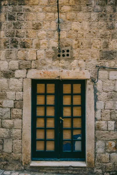 Eski mavi kapı. Ahşap doku. Metal doku