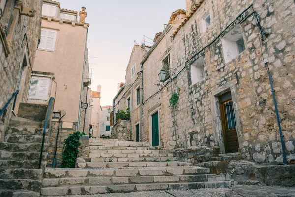 Dubrovnik Old Town, Croacia. Dentro de la ciudad, vistas de las calles a — Foto de Stock