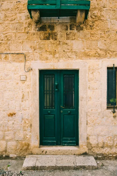 Yeşil kapı. Ahşap doku. Eski püskü, ışınlanmış boya.