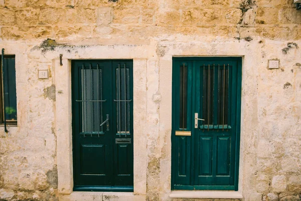 Puertas verdes. Textura de madera. Pintura vieja asquerosa e irradiada . — Foto de Stock