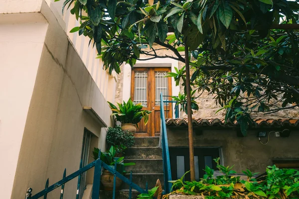 Eski sarı, kahverengi, kırmızı kapı. Ahşap doku