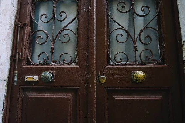 Velhas portas amarelas, castanhas e vermelhas. Textura de madeira — Fotografia de Stock