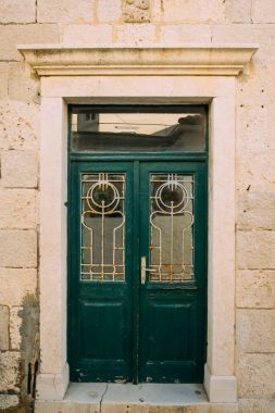 Yeşil kapı. Ahşap doku. Eski püskü, ışınlanmış boya.