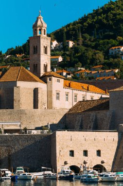 Tekne Dubrovnik, Hırvatistan eski kenti yakınlarındaki yerleştirin. Harbo