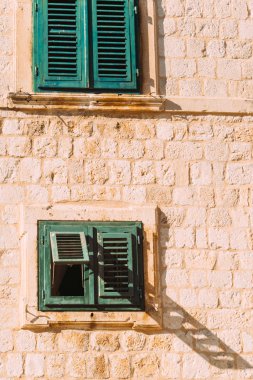 Yeşil pancurlar. Evlerin cephe