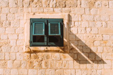 Yeşil pancurlar. Evlerin cephe