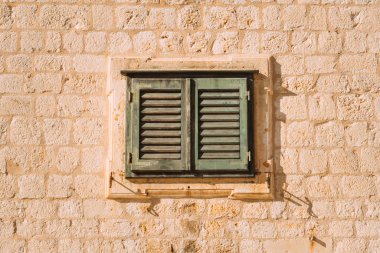 Yeşil pancurlar. Evlerin cephe