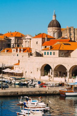 Tekne Dubrovnik, Hırvatistan eski kenti yakınlarındaki yerleştirin. Harbo