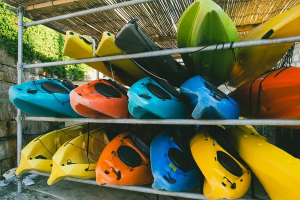 Kayaks uno contra el otro. Montón de kayaks . — Foto de Stock