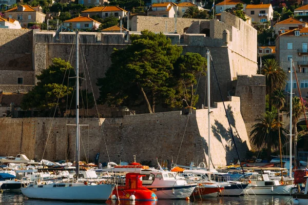 El muelle del barco cerca de la antigua ciudad de Dubrovnik, Croacia. El harbo — Foto de Stock