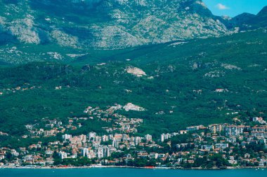 Herceg Novi, tam tersine, th karşı kıyıdan görünümü