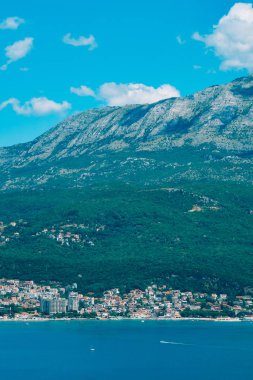 Herceg Novi, tam tersine, th karşı kıyıdan görünümü