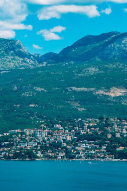 Herceg Novi, tam tersine, th karşı kıyıdan görünümü