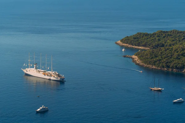 Bateaux de croisière près de la vieille ville de Dubrovnik — Photo