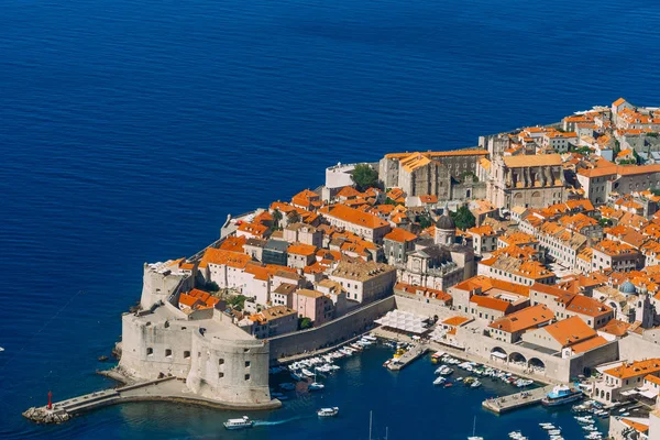 Dubrovnik Old Town, Croacia. Dentro de la ciudad, vistas de las calles a — Foto de Stock