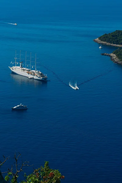 Yolcu gemilerine Dubrovnik'in yakın: — Stok fotoğraf