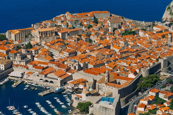 Dubrovnik Old Town, Croacia. Dentro de la ciudad, vistas de las calles a — Foto de Stock