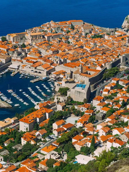 Dubrovnik Old Town, Croacia. Dentro de la ciudad, vistas de las calles a — Foto de Stock