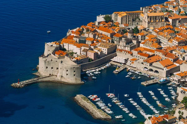 Dubrovnik Old Town, Croacia. Dentro de la ciudad, vistas de las calles a — Foto de Stock