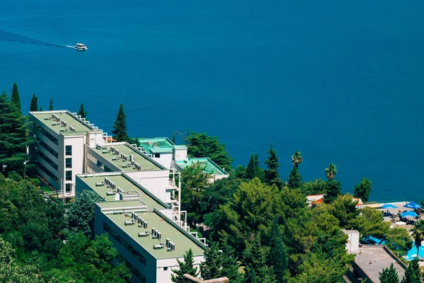 Sanatorium vid havet. Kusten i Herceg Novi, i Monteneg — Stockfoto