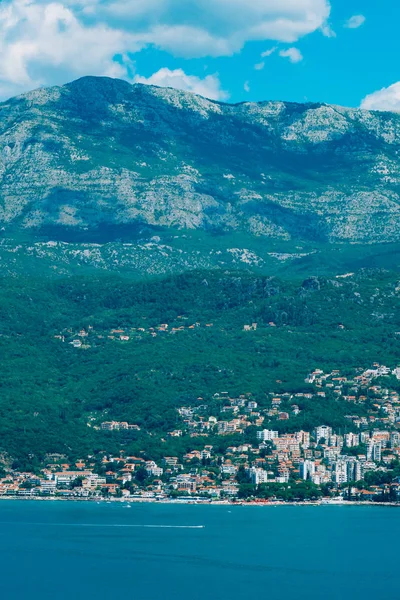 Herceg Novi, la vista desde la orilla por el contrario, en contra de la —  Fotos de Stock