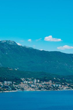 Herceg Novi, tam tersine, th karşı kıyıdan görünümü