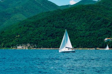 Karadağ'daki yelkenli. Yelkenli Yatlar Boka Bay üzerinde