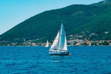 Karadağ'daki yelkenli. Yelkenli Yatlar Boka Bay üzerinde
