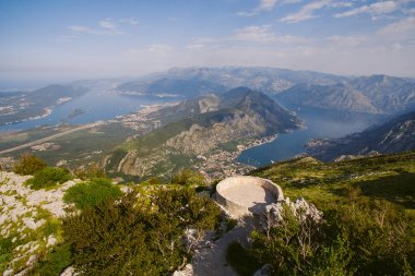 Kotor Körfezi tepelerden. Mount Lovcen için bay göster