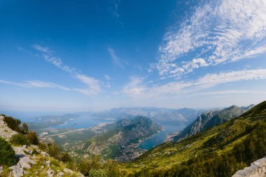 Kotor Körfezi tepelerden. Mount Lovcen için bay göster