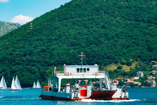 Un ferry en la bahía de Boka de Kotor en Montenegro, de Lepetane a — Foto de Stock