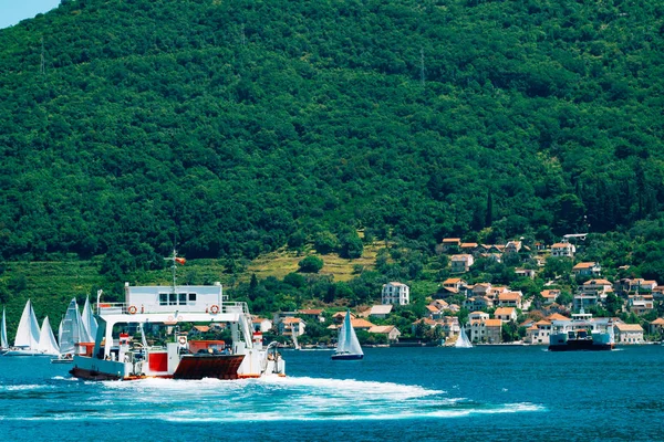 Um ferry na Baía de Boka de Kotor, no Montenegro, de Lepetane para — Fotografia de Stock