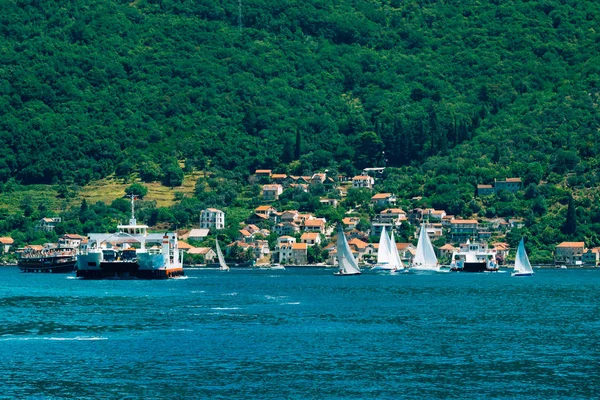 Un ferry en la bahía de Boka de Kotor en Montenegro, de Lepetane a —  Fotos de Stock