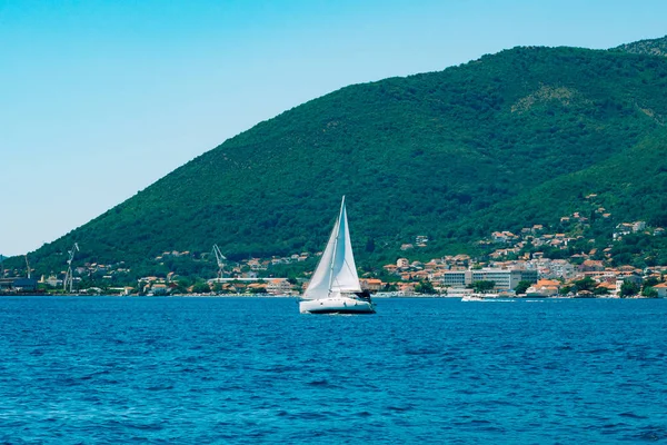 Regata de vela no Montenegro. Regata em iates na Baía de Boka — Fotografia de Stock