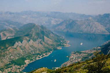 Kotor Körfezi tepelerden. Mount Lovcen için bay göster