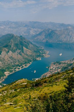Kotor Körfezi tepelerden. Mount Lovcen için bay göster