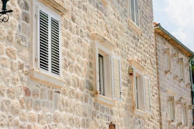 Beyaz pencere kepenkleri. Evlerin cephe