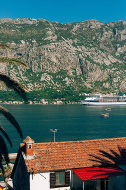 Büyük cruise gemi Karadağ Kotor Körfezi. Üzerinden görüntüleme