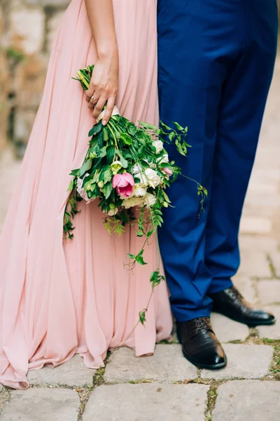 Esküvői rózsa és a pünkösdi rózsa, a menyasszony kezében. Esküvő — Stock Fotó